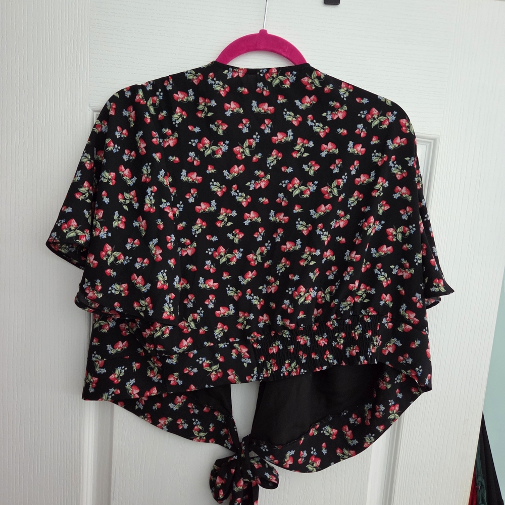 (Bundle Me!) NWOT Forever 21+ Black Strawberry Tie-Front Blouse- Size 2x - Picture 2 of 4